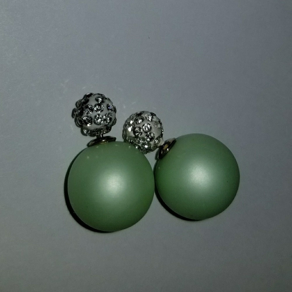 406 Simply Elegant, synethic pearl earrings